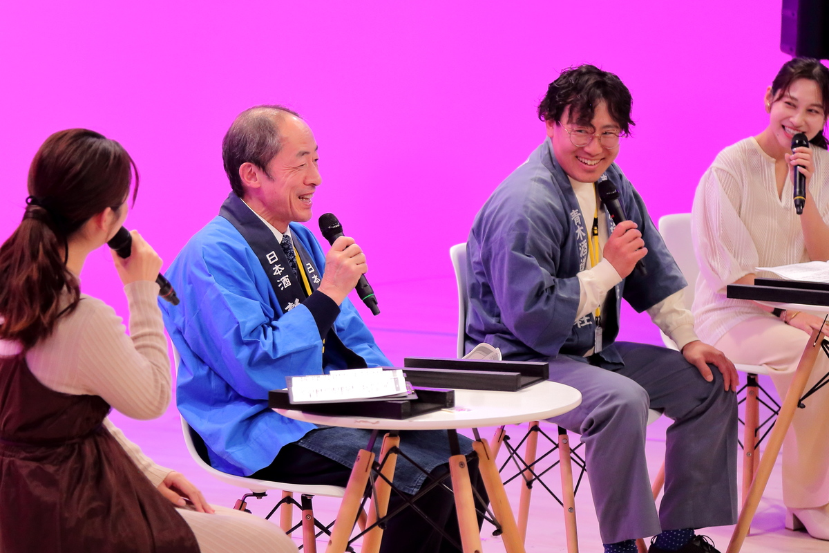 トークをするハッピ姿の男性2人