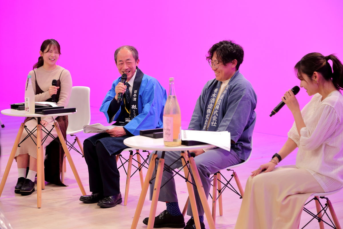 トークをする男女4名