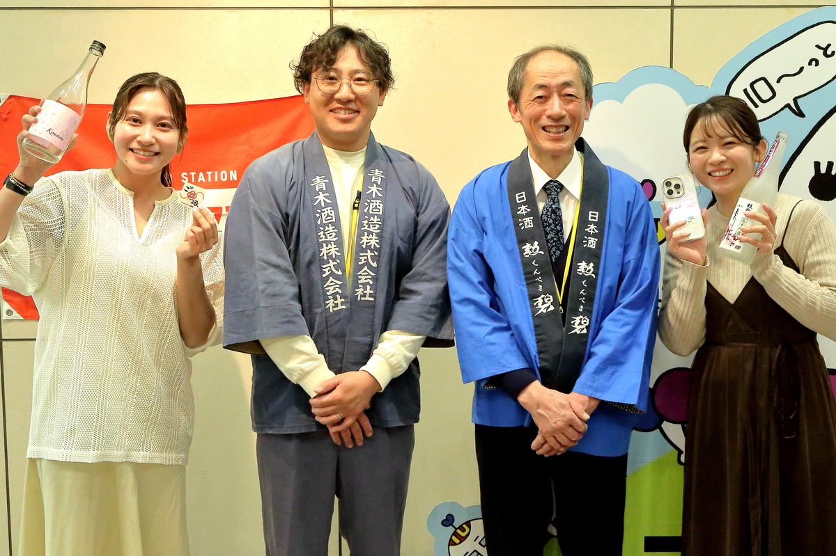 記念写真に収まる男女4名