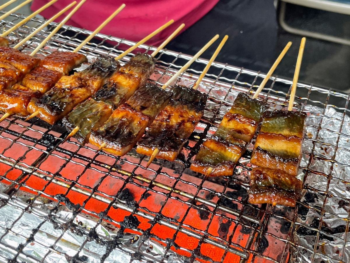 三河のうなぎの串焼き