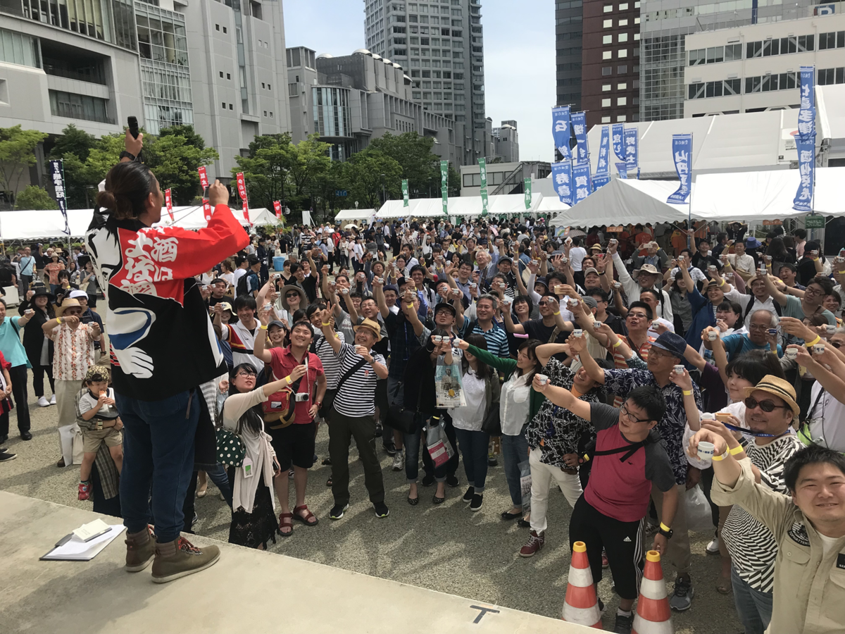 大人数での乾杯の様子