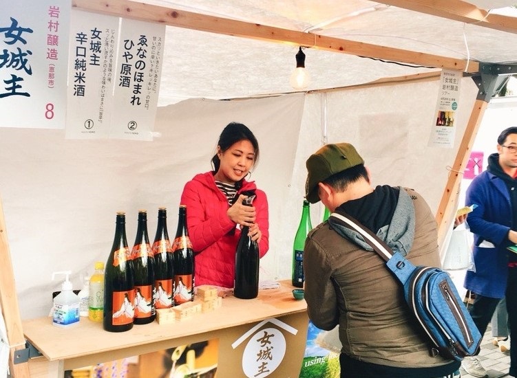 日本酒を提供する女性