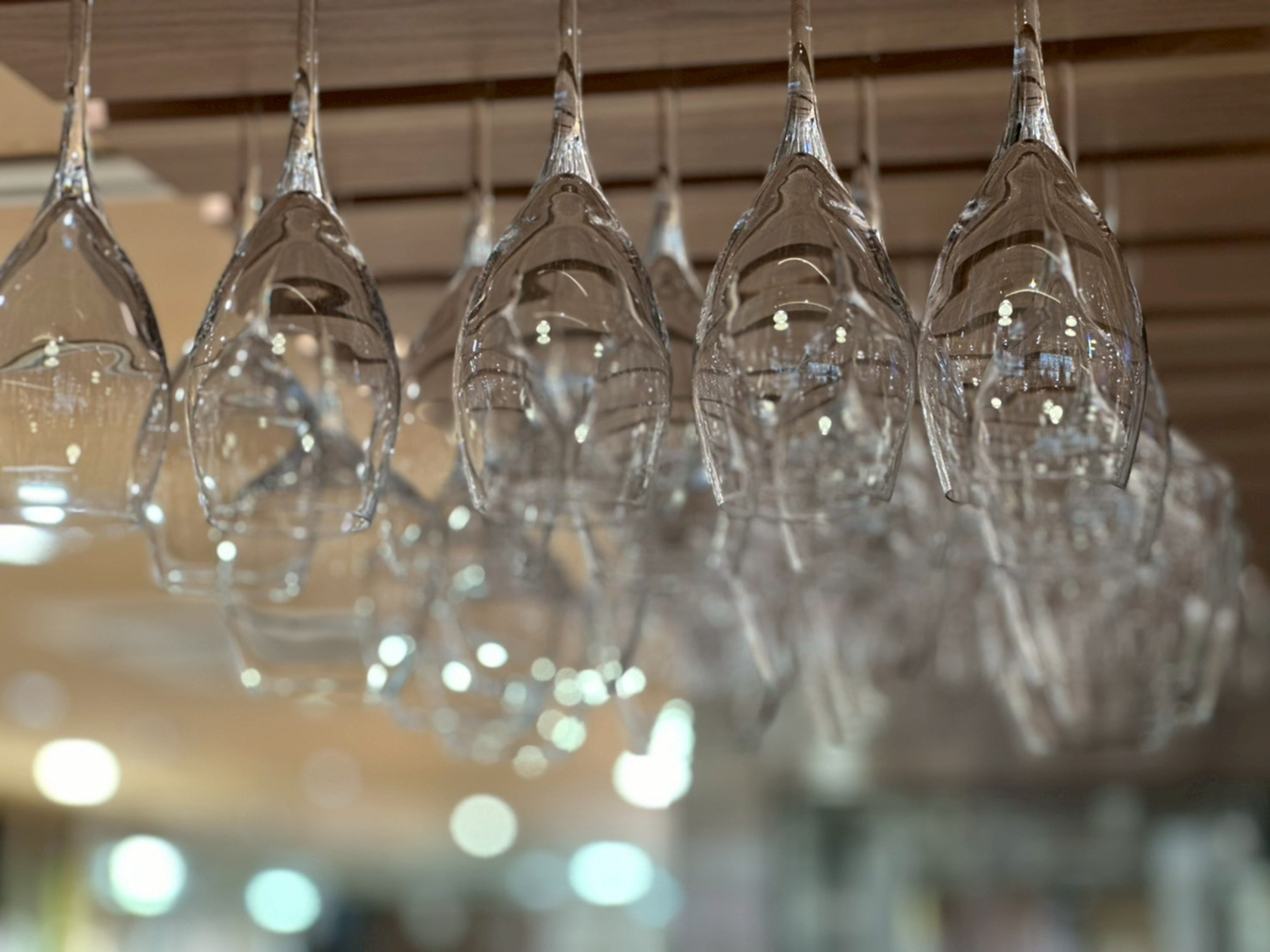 ワイングラスホルダーに収納されているグラス