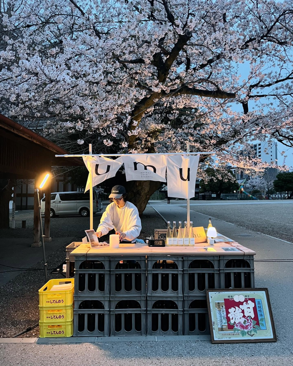 日本酒イベントに出店する男性
