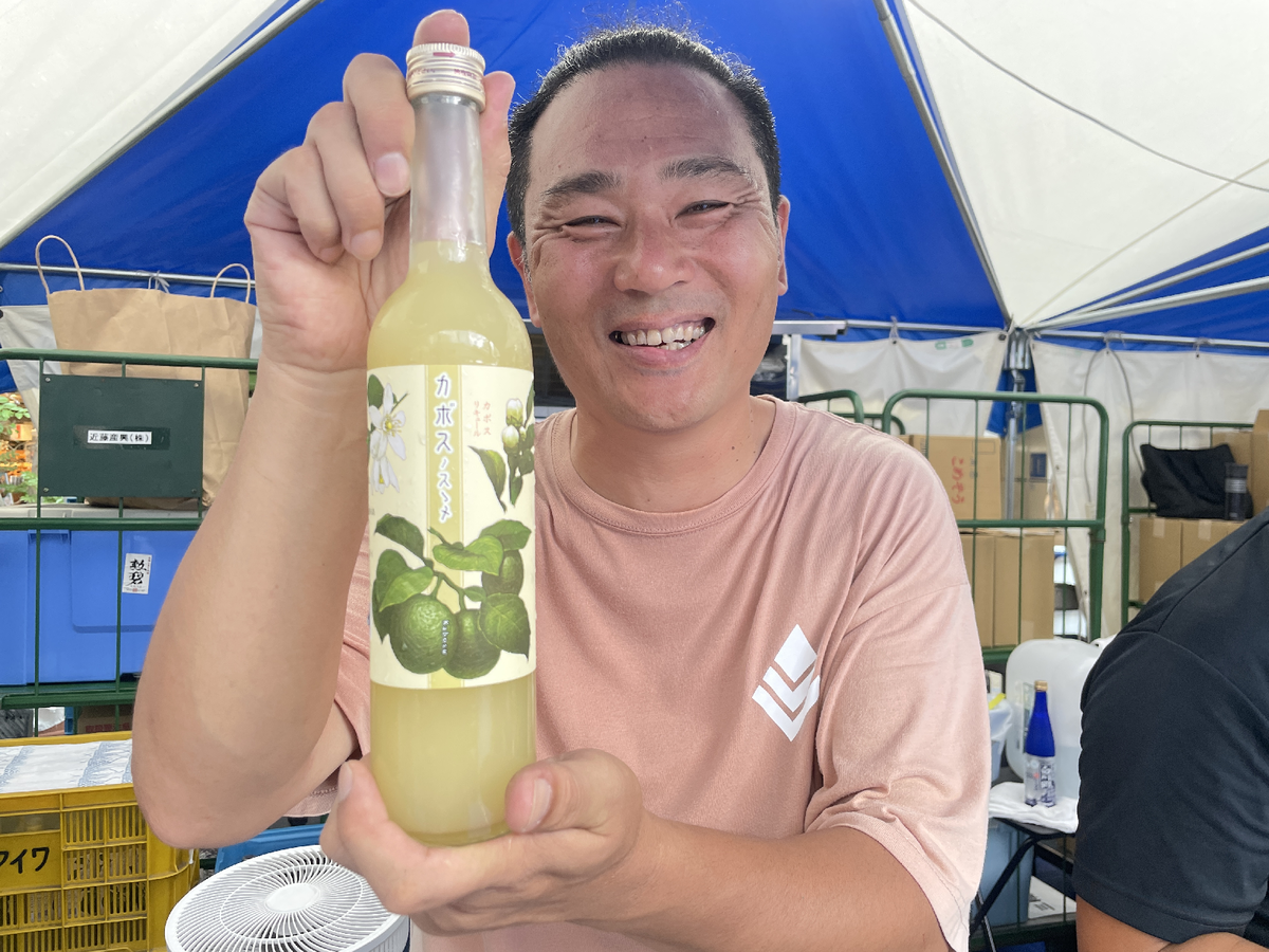 日本酒の瓶を持つ男性