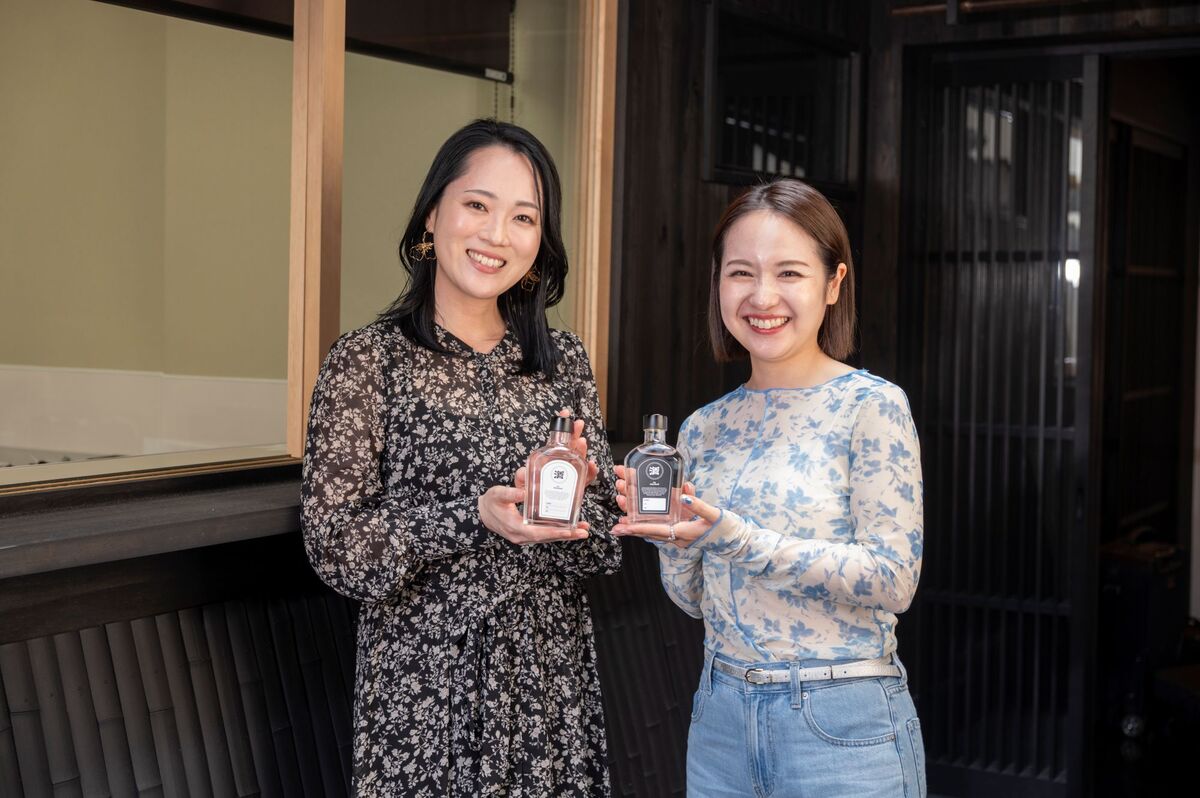 女性2人がマイサケを持つ様子