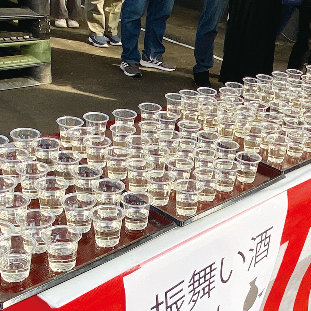 日本酒が入ったカップがたくさん並んでいる様子