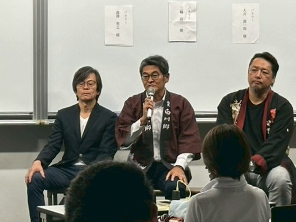 登壇する男性
