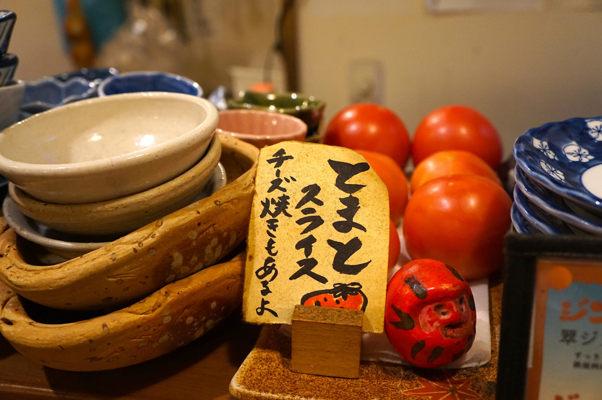 カウンターの上に置いてあるトマト