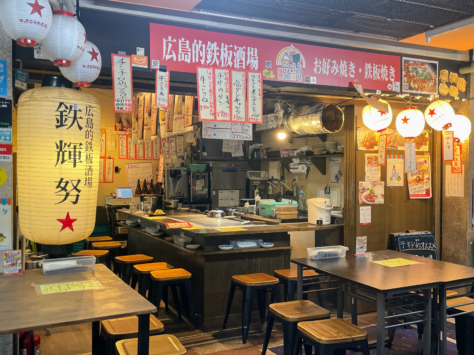 店の外観、大きな提灯