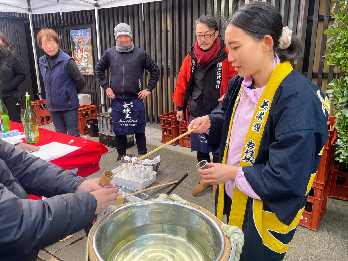 新酒をふ振る舞う女性