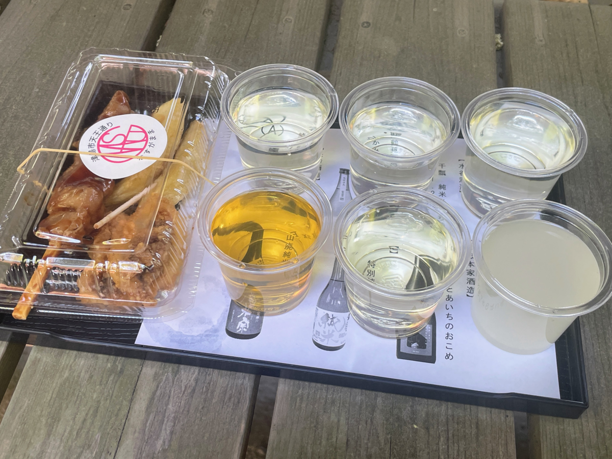 卓上トレーに乗った日本酒とおつまみ