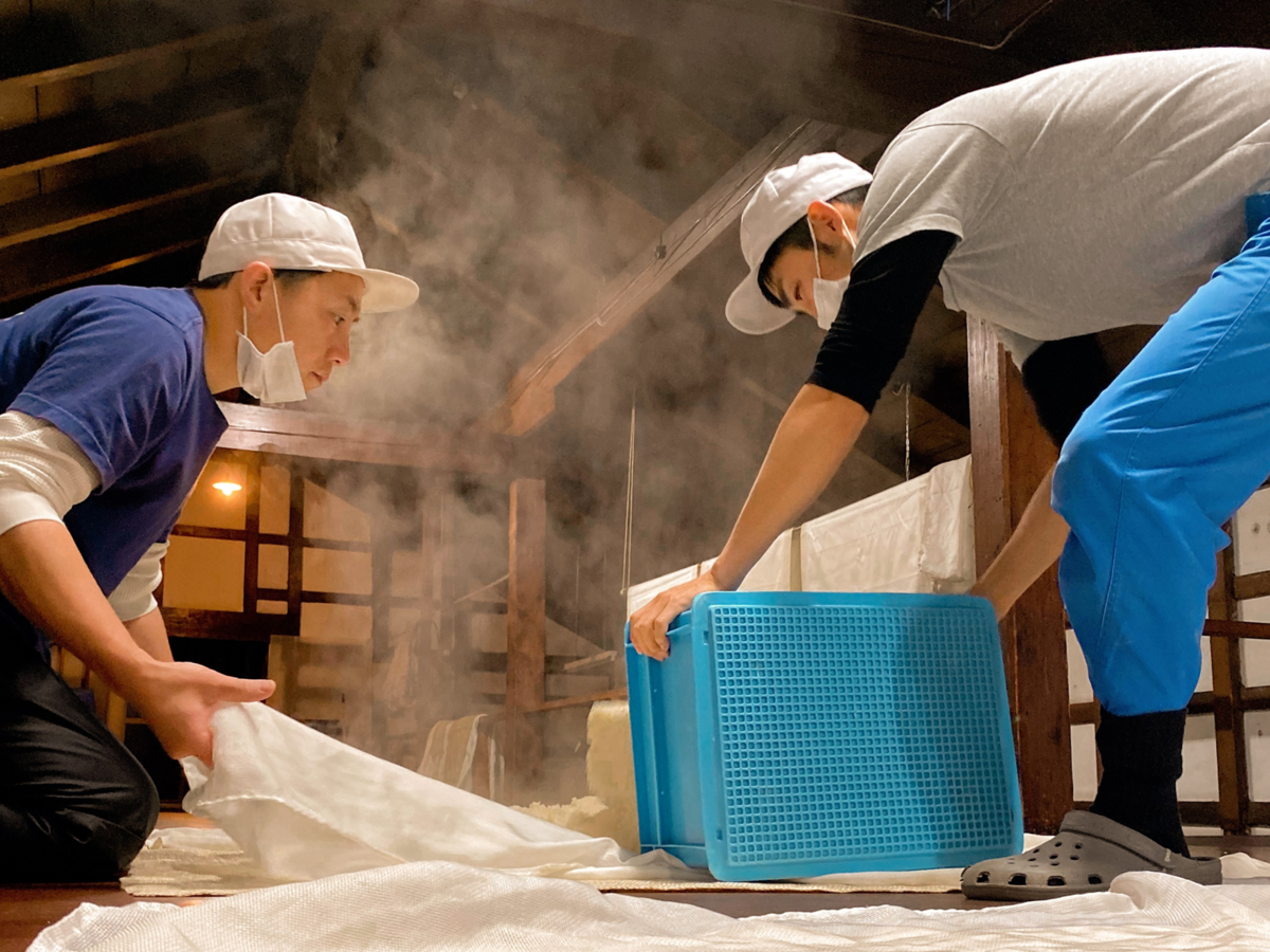 麹米の放冷をする蔵人