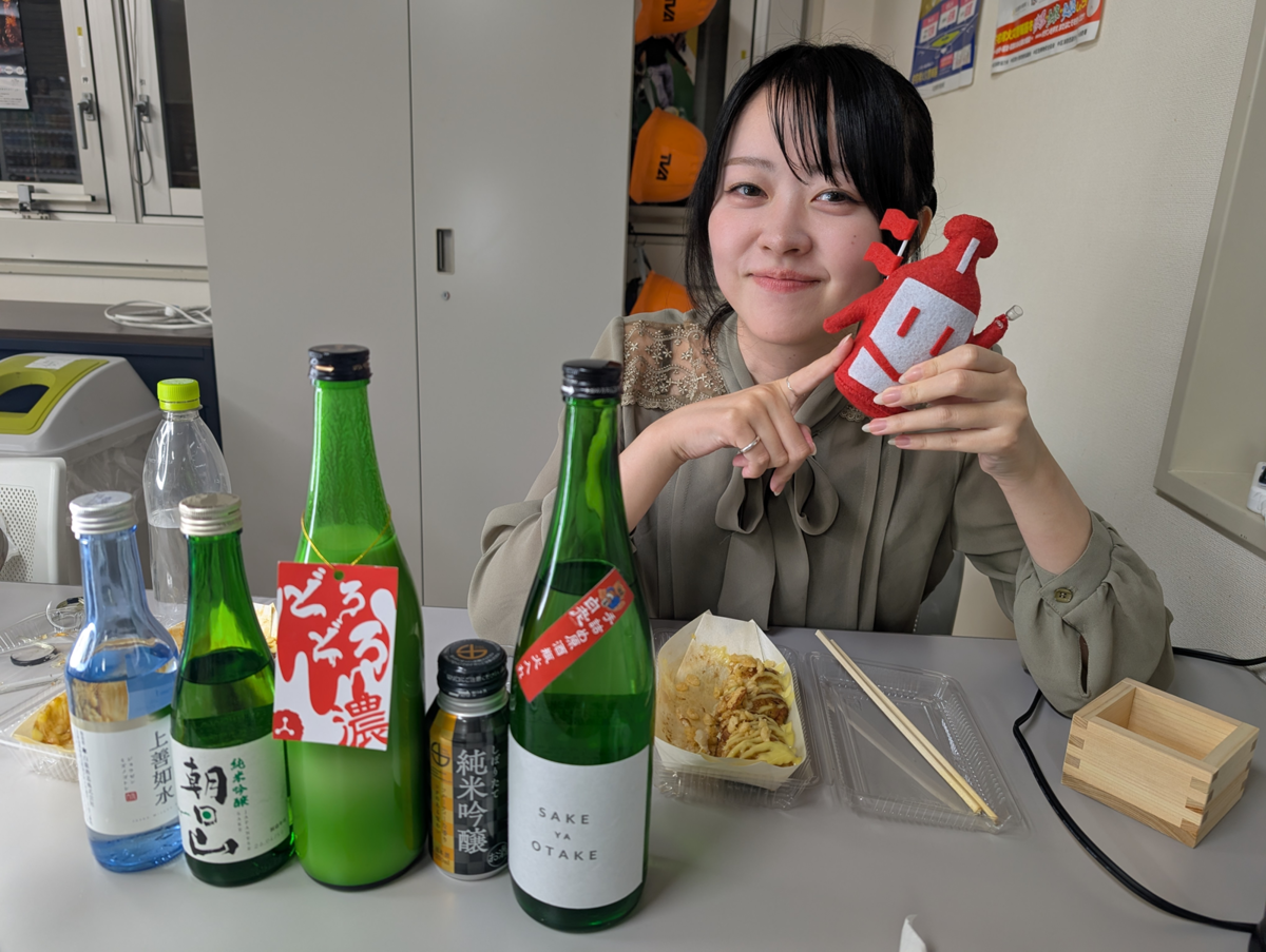 日本酒とお酒くんと女性