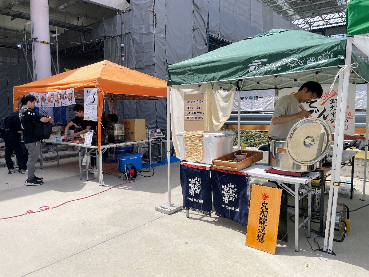 イベントテントが並ぶ