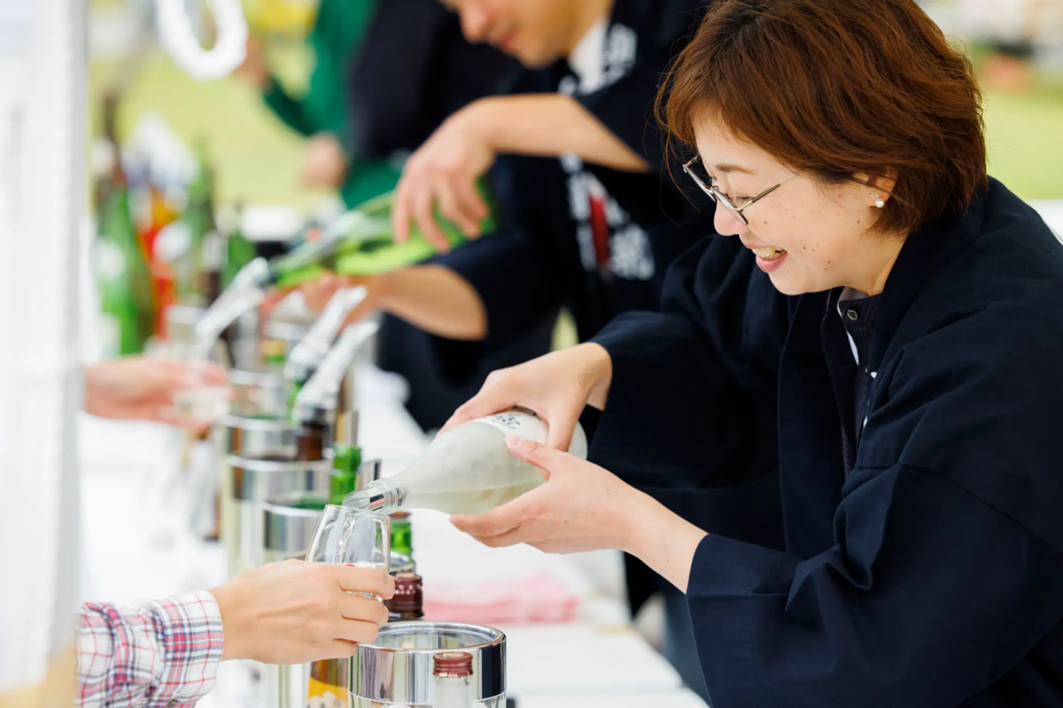 日本酒を注ぐ女性