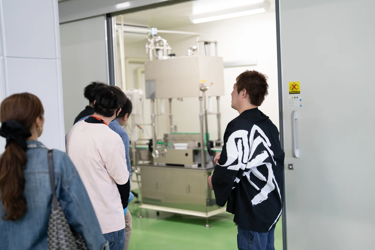 蔵見学ツアーの様子