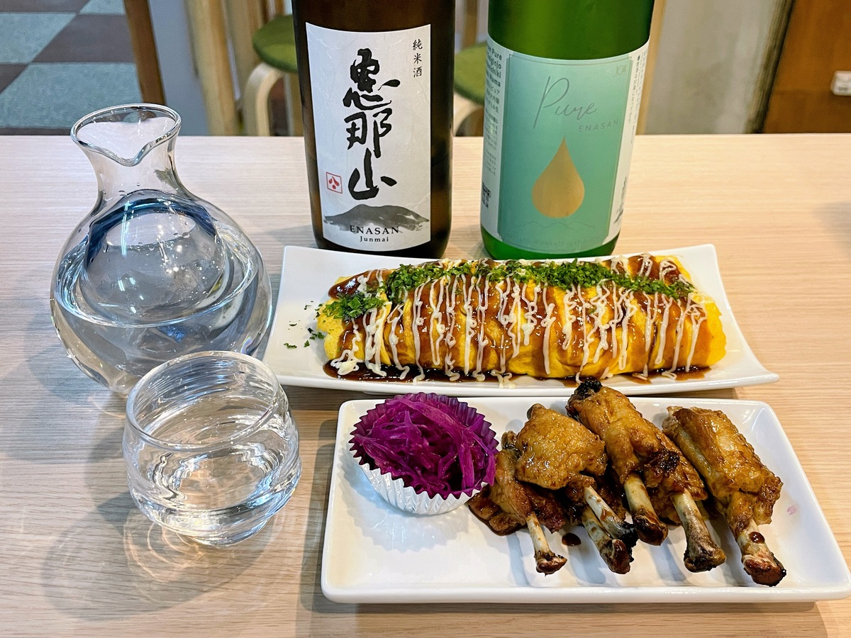 日本酒の瓶と徳利、おちょこ、おつまみ