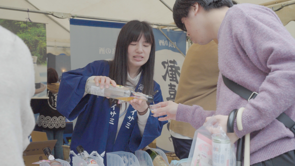 日本酒を注ぐ蔵人