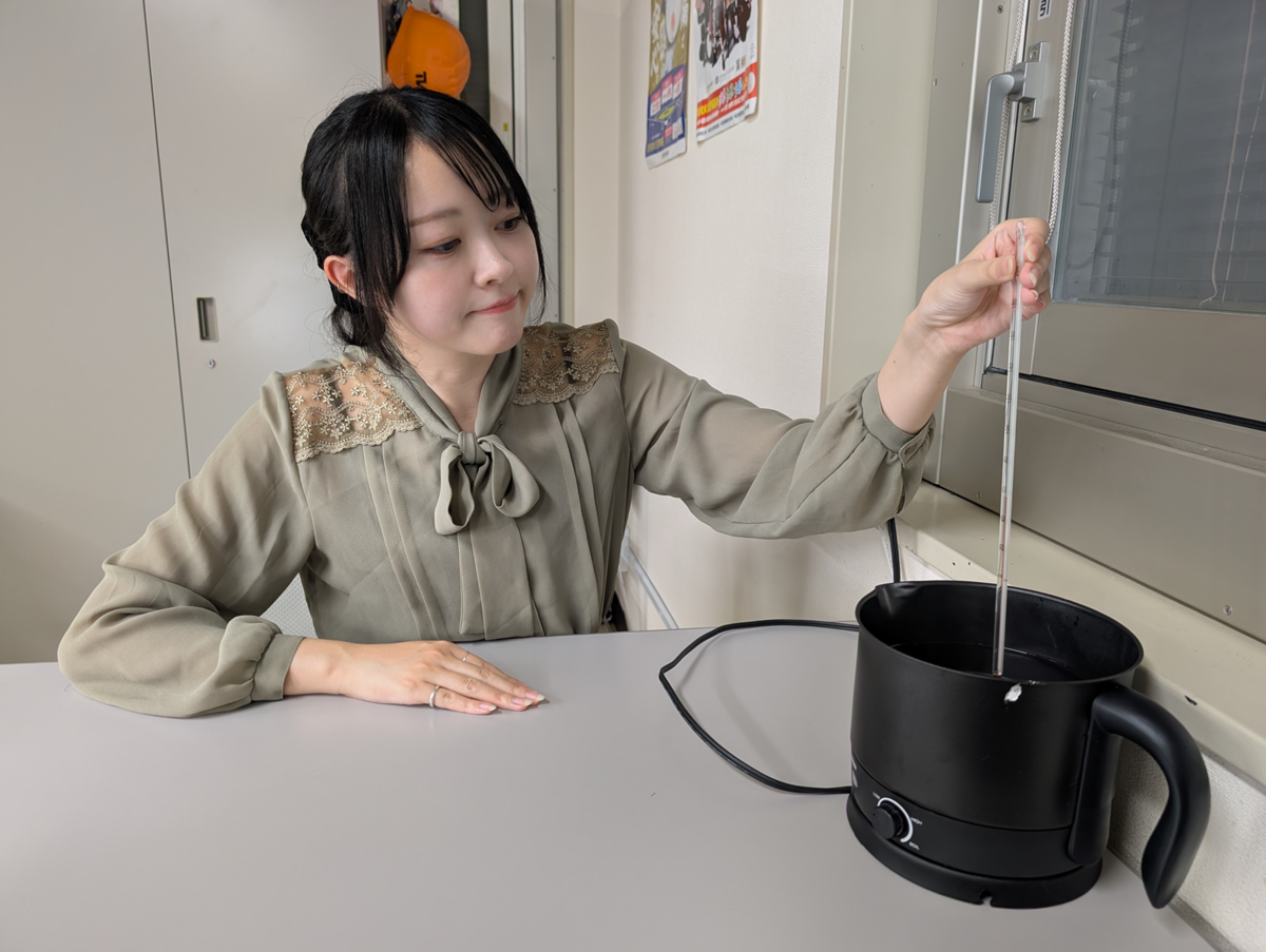 温度を測る女性