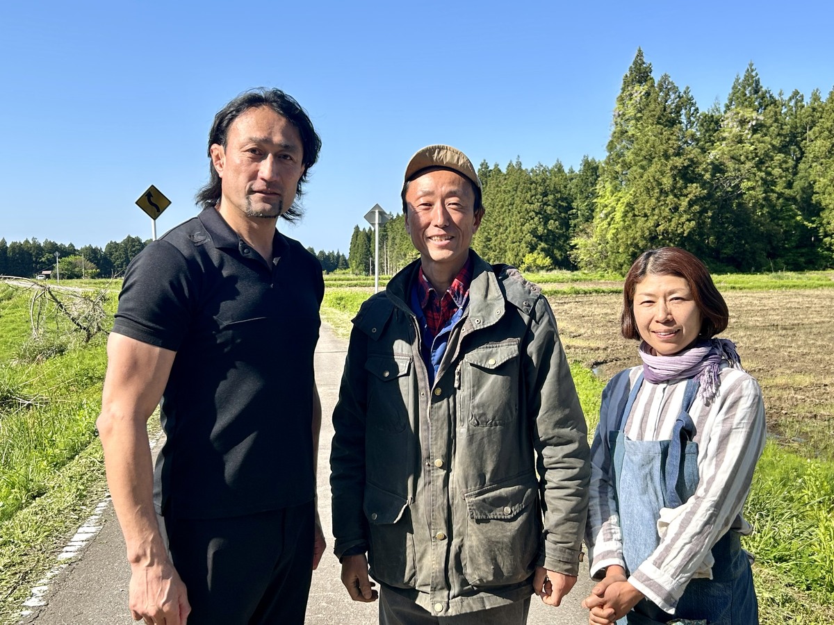 富山の田んぼにて。 吉乃友酒造契約農家の石田さんと語らう大野均さん