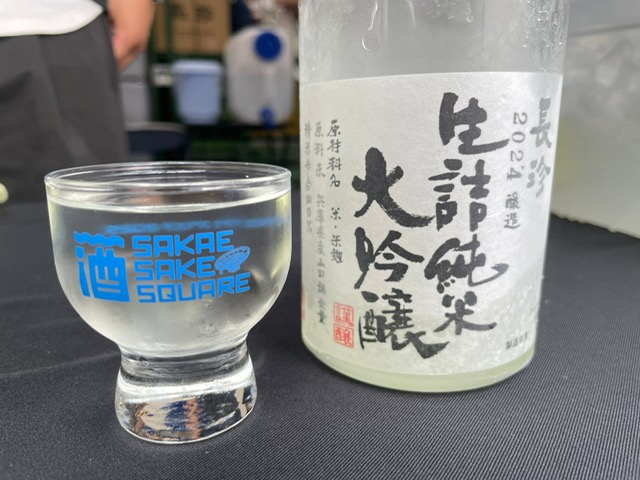 日本酒の瓶とお猪口