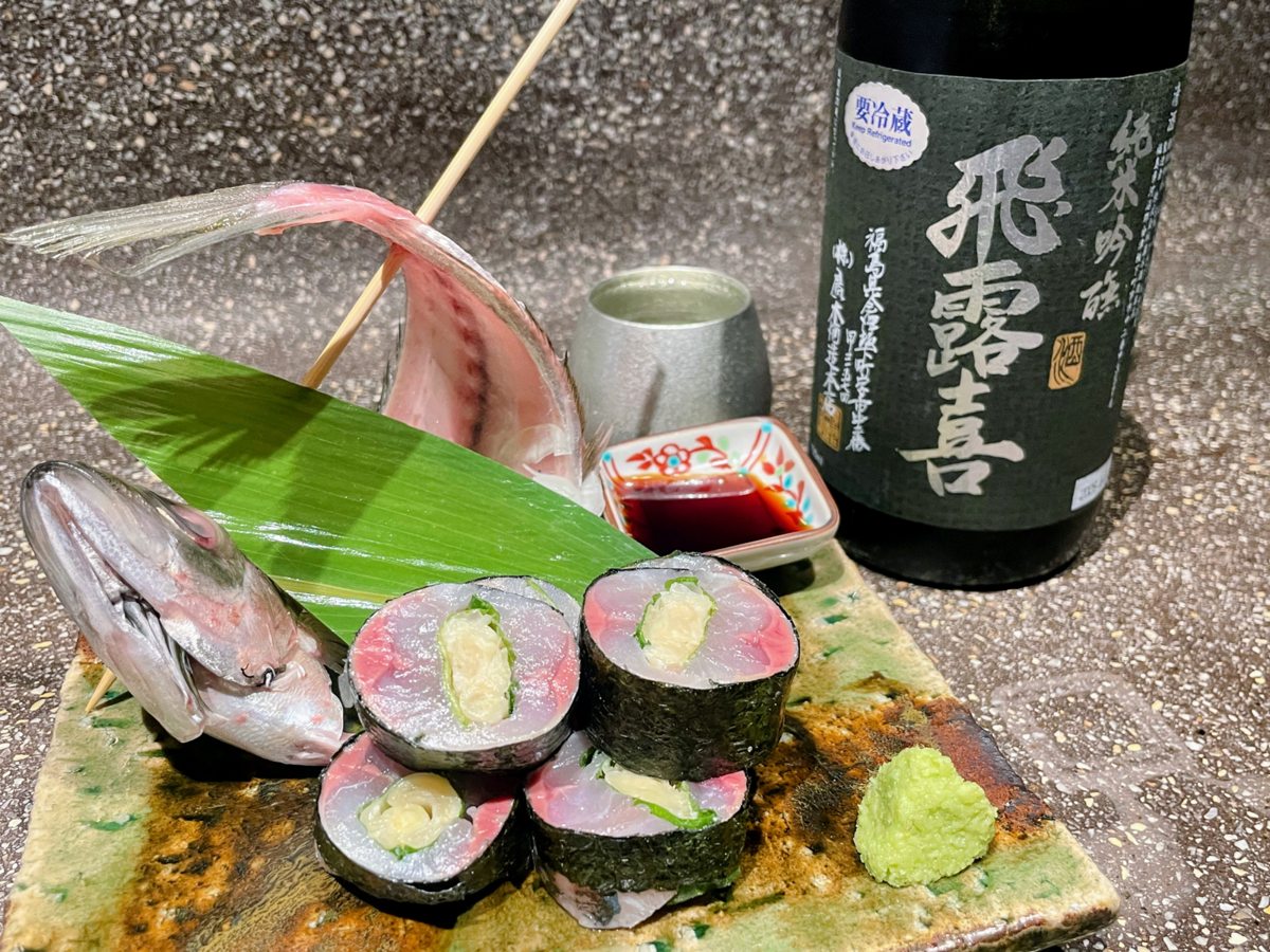 「鰺一尾使用！鰺のガリ海苔巻き」と「飛露喜 純米吟醸」