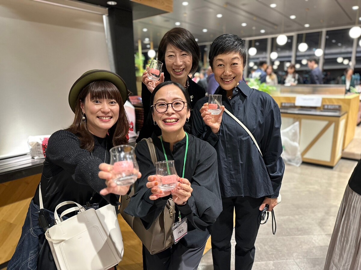 日本酒グラスを持っている女性たち