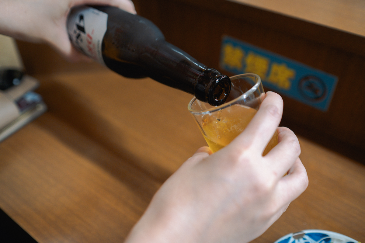 瓶ビールを注ぐ様子
