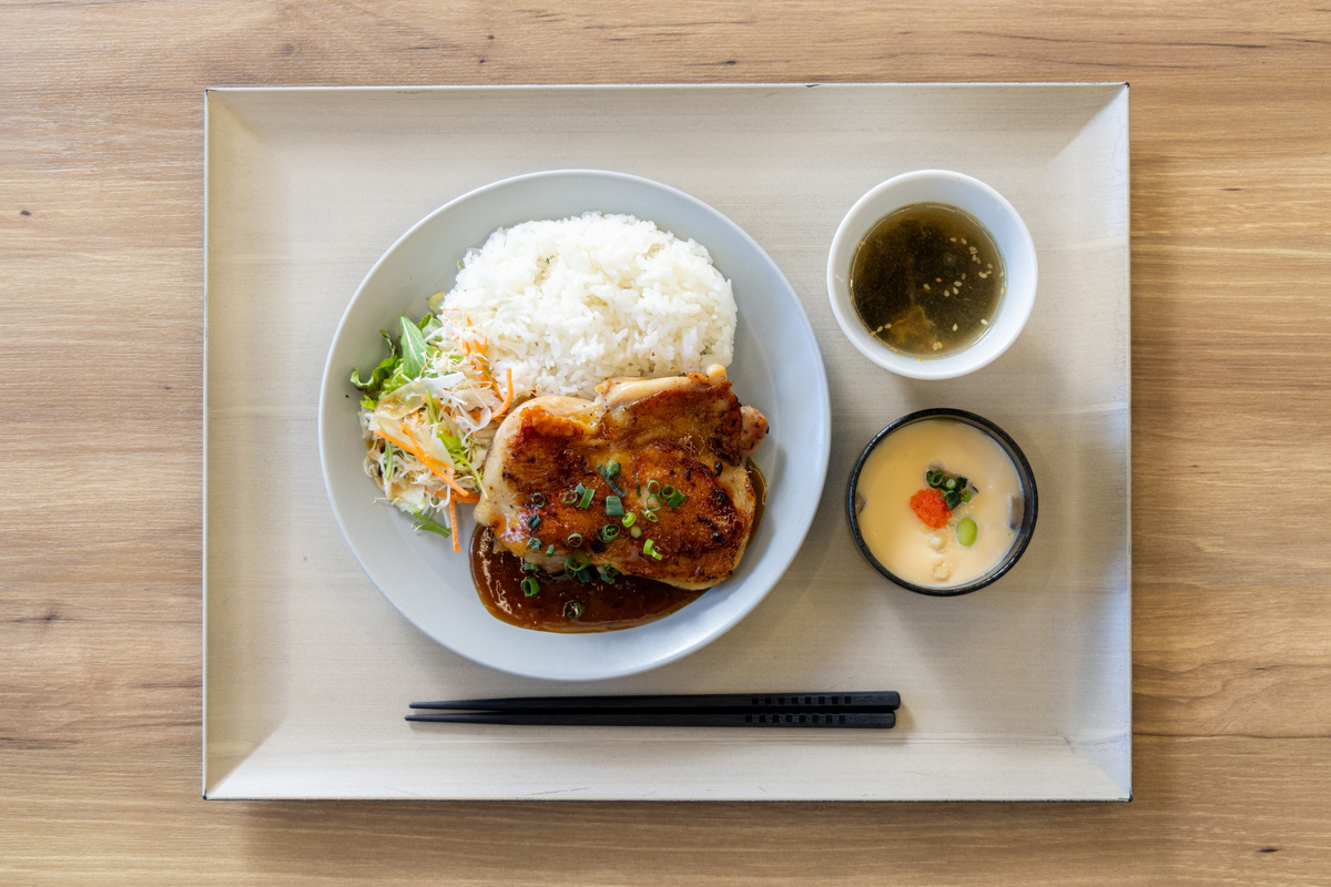 酒粕仕込み！やわらか鶏（どり）の照り焼き風～茶碗蒸しを添えて～