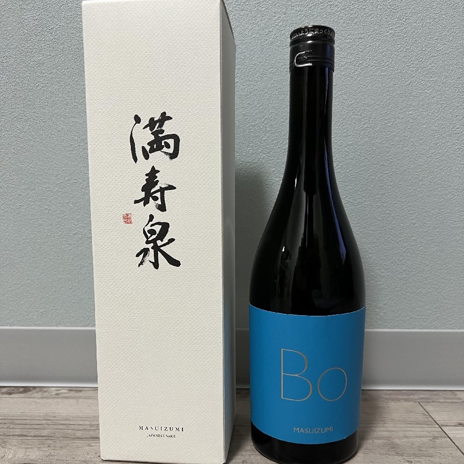 日本酒の瓶と外箱