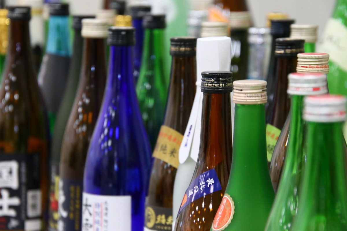 日本酒の瓶が並んでいる