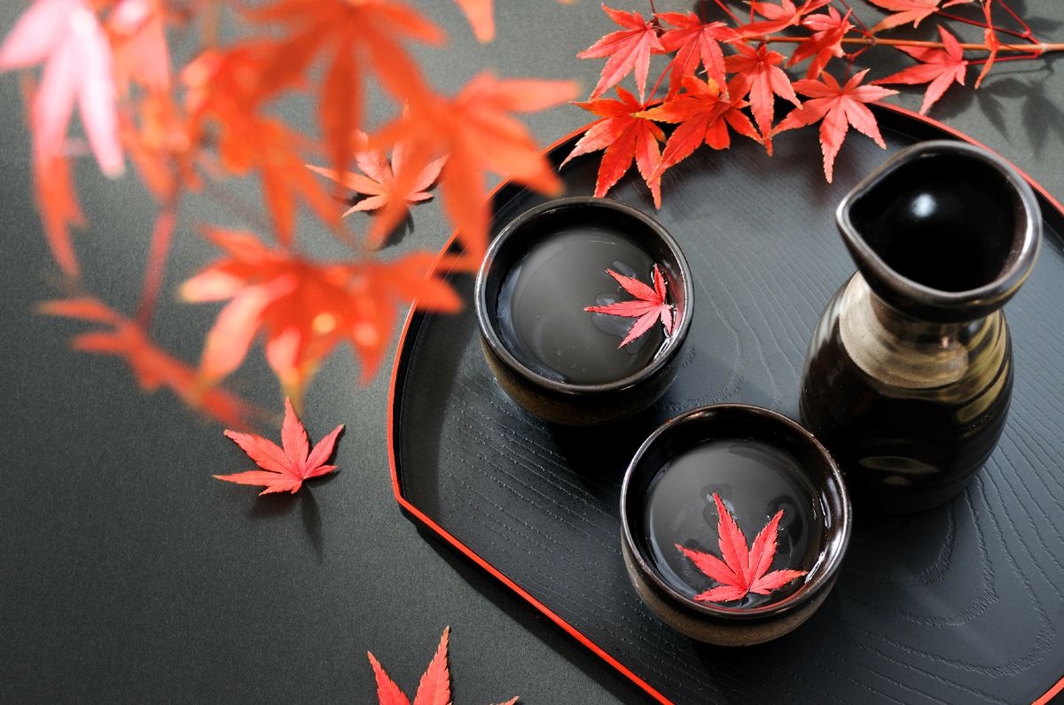 紅葉と日本酒の徳利、お猪口