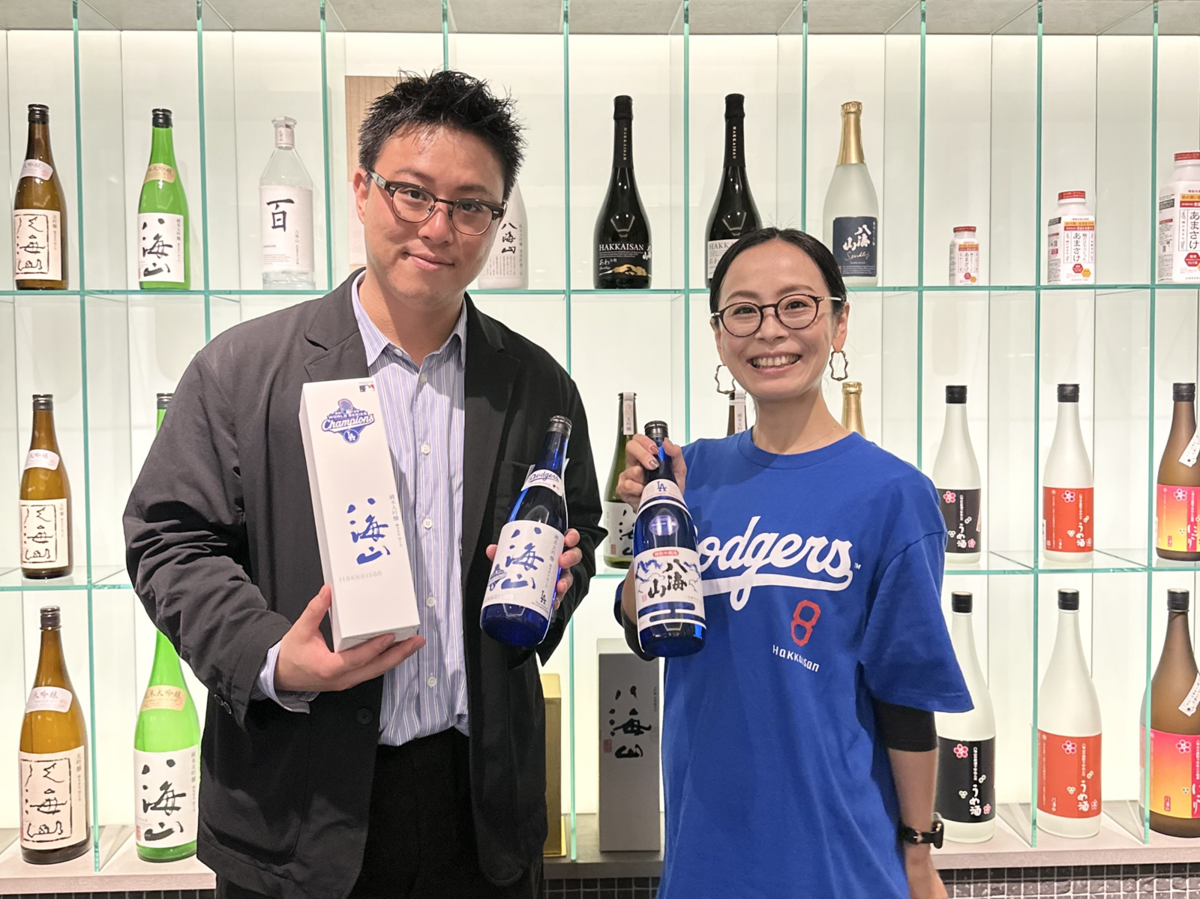 日本酒ボトルを持つ男性と女性