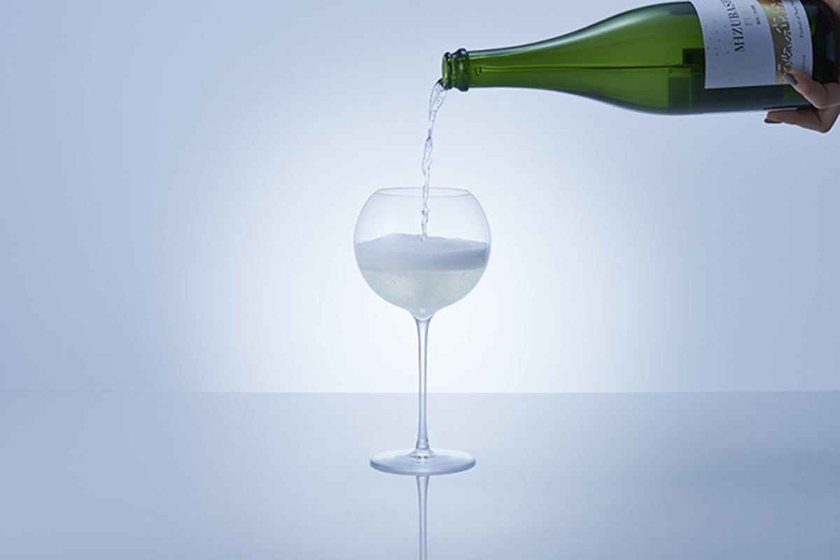ワイングラスに注がれる日本酒