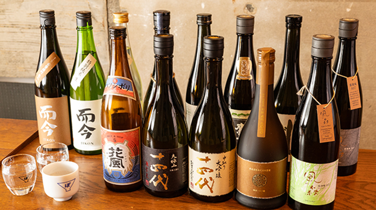 日本酒の瓶とおちょこ（ぽんしゅビルヂング提供）