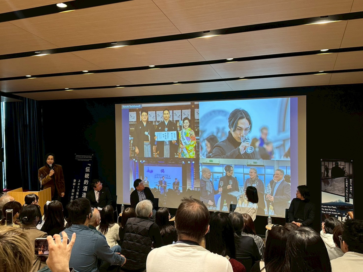 資料を使って話す男性