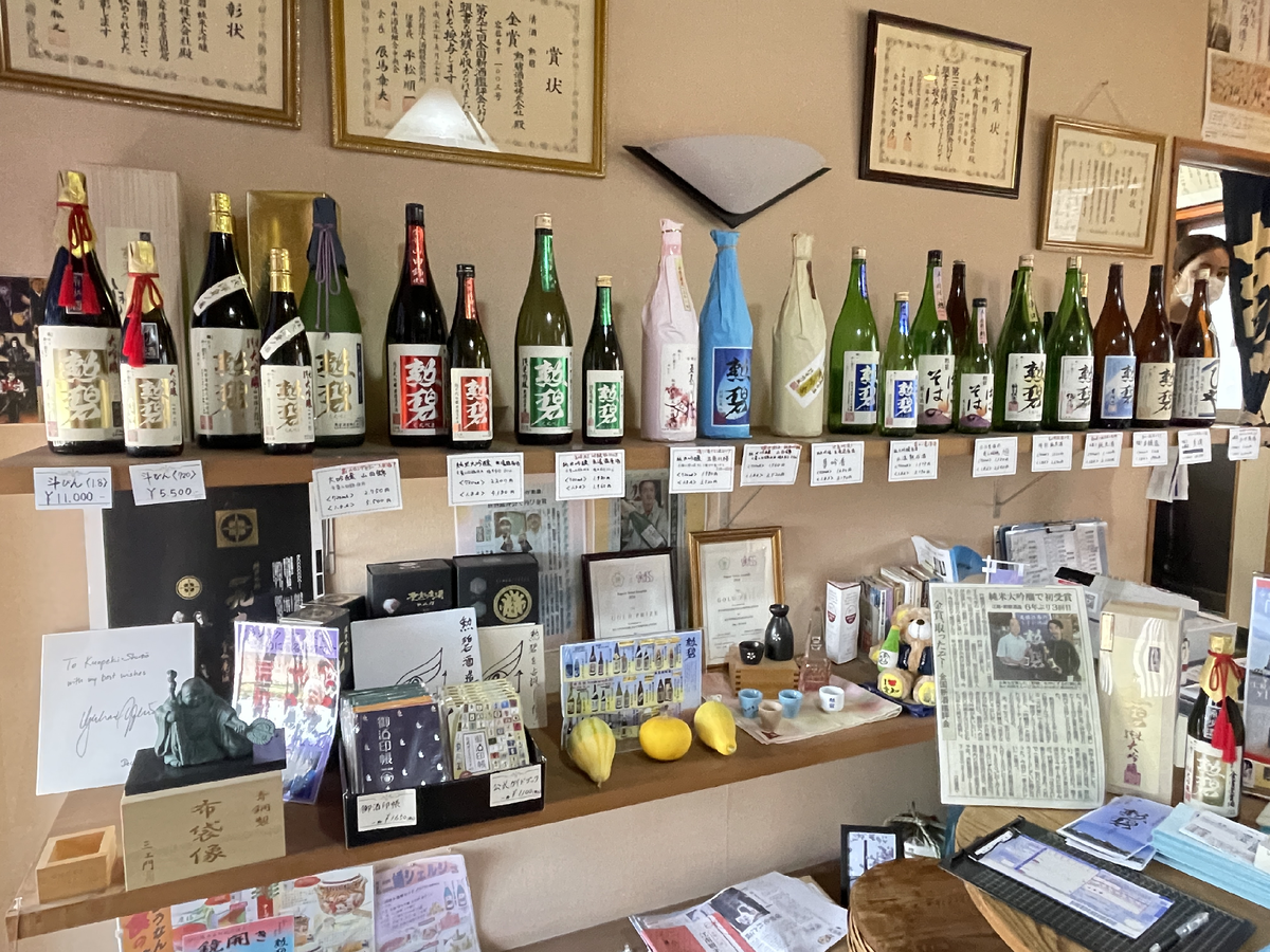 棚にずらりと並べられた日本酒