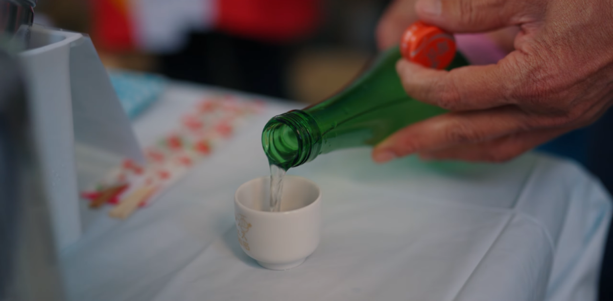 おちょこに日本酒を注ぐ様子