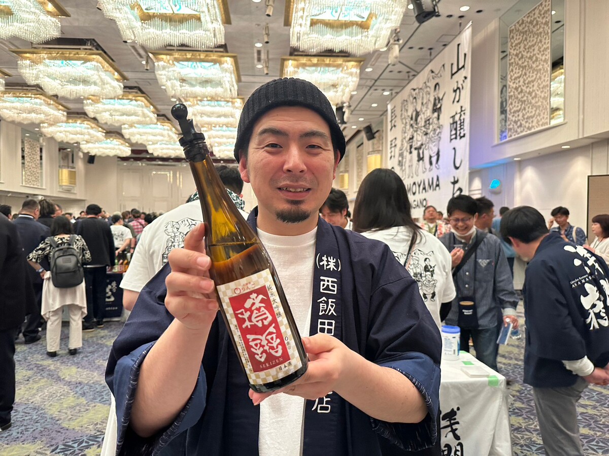 日本酒を手に持ち笑顔の男性