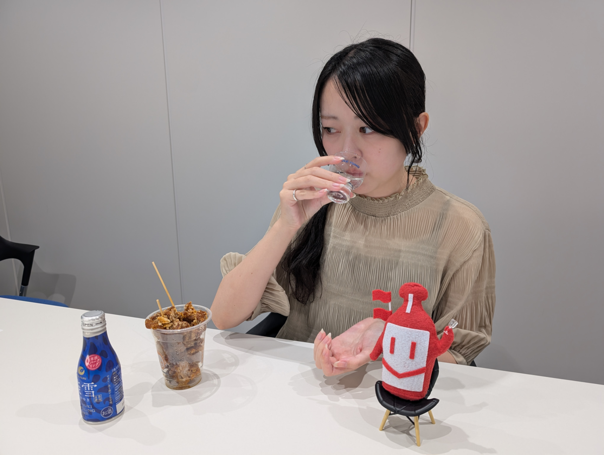 白鶴 淡雪スパークリング ボトル缶を飲む女性