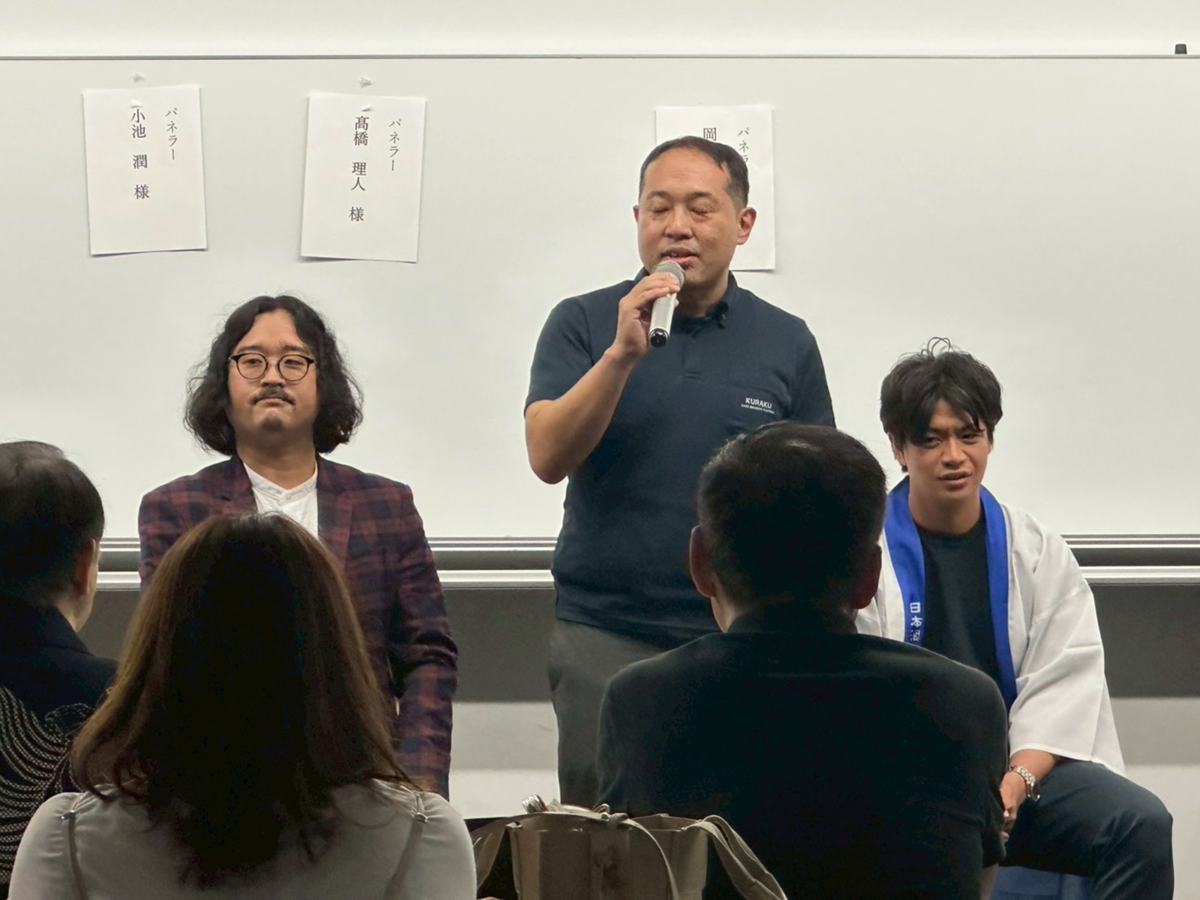 登壇する男性