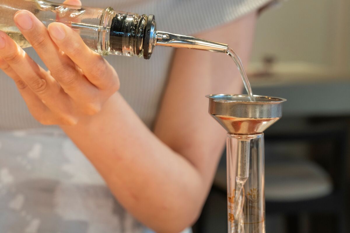 日本酒をブレンドする様子