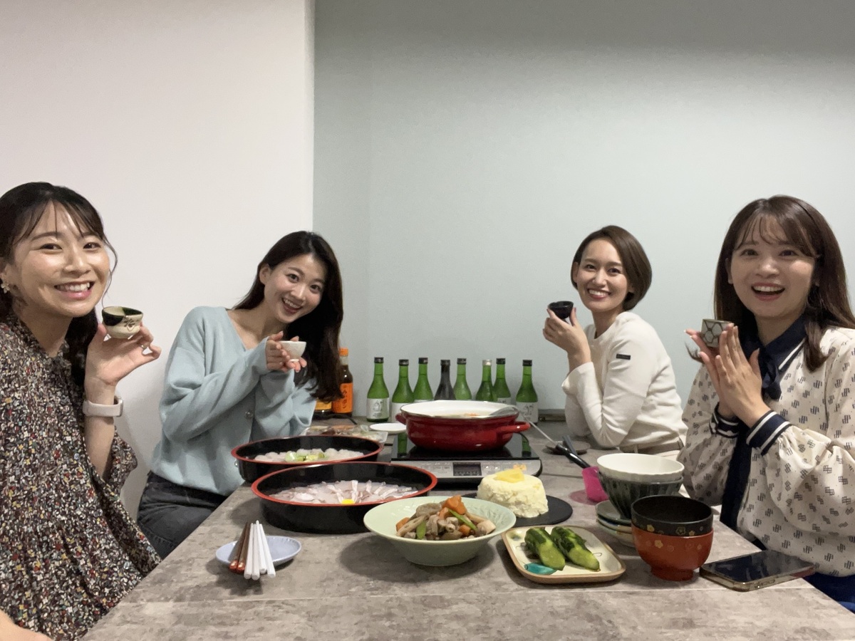 日本酒を飲む女性4人