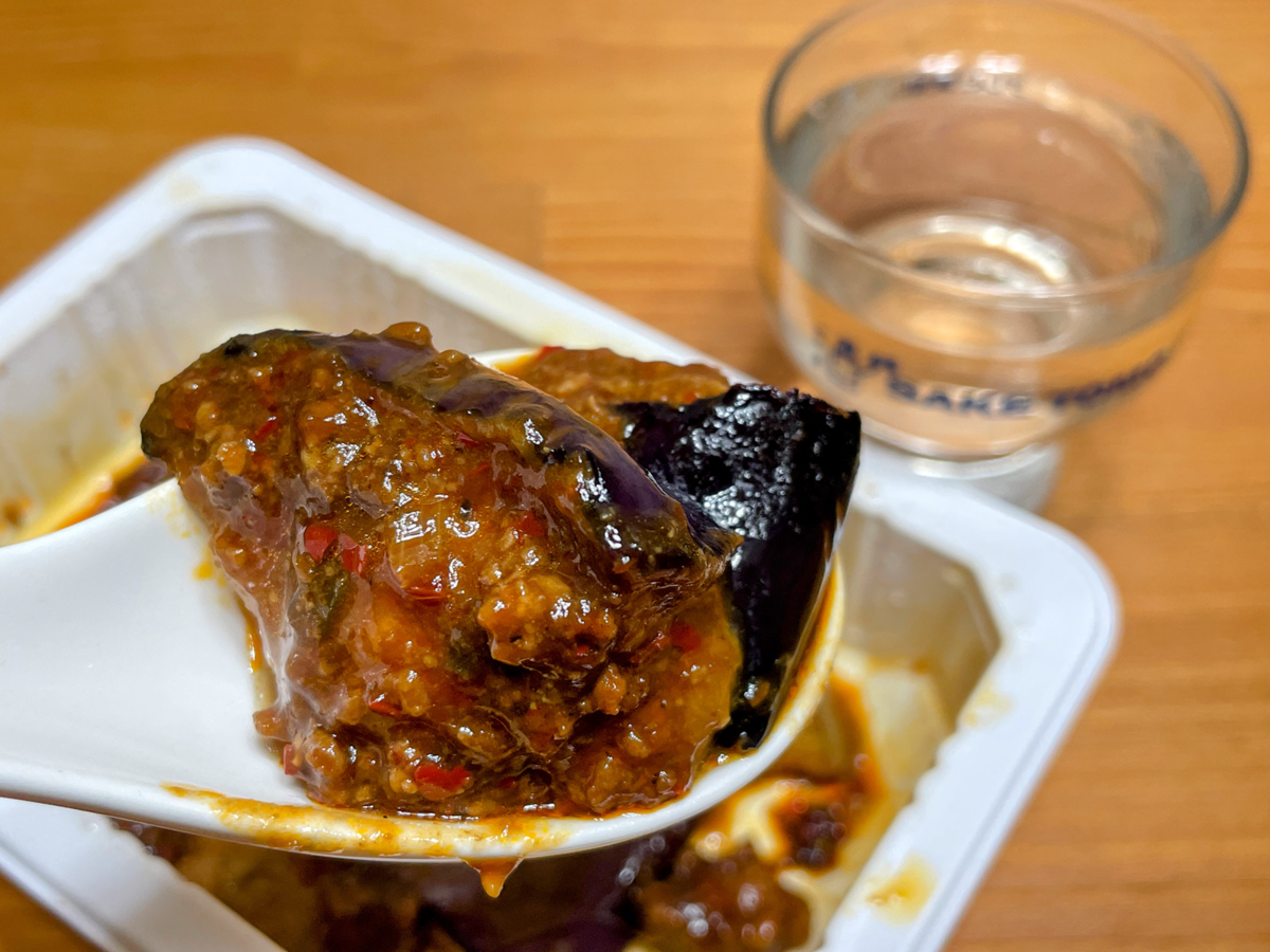 麻婆豆腐とお猪口に入った日本酒