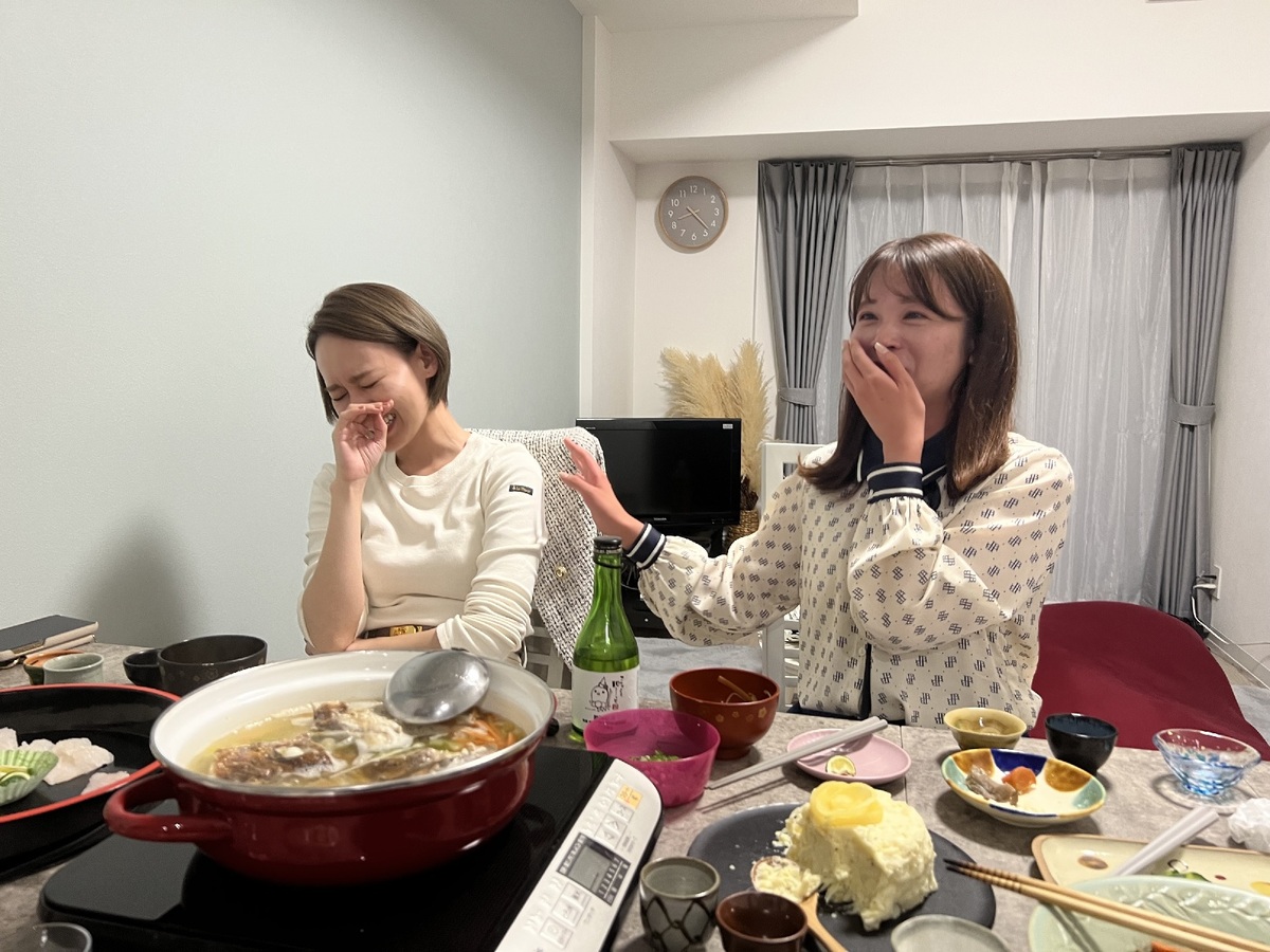 テーブルの上の食事と女性