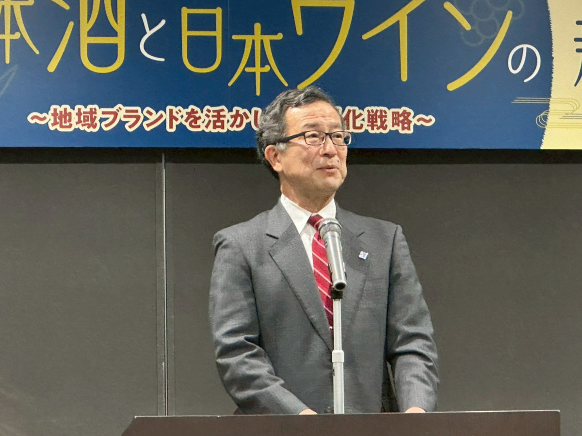 開会の挨拶をする男性