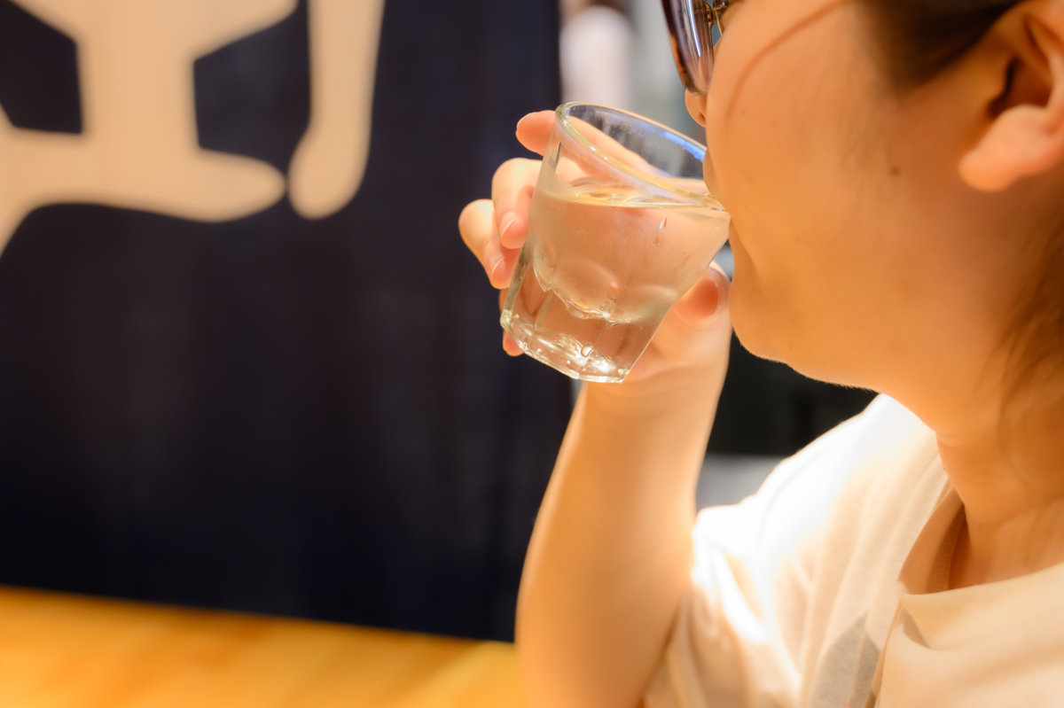 日本酒を飲む女性