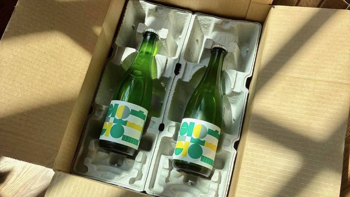 段ボールの中にある酒瓶