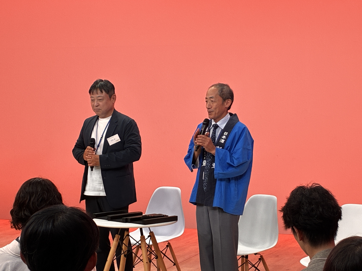 トークする男性